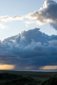 Deutschland, Niedersachsen, Ostfriesland, Juist, Regenschauer über der Insel. Deutschland, Niedersachsen, Ostfriesland, Juist, Regenschauer über der Insel.